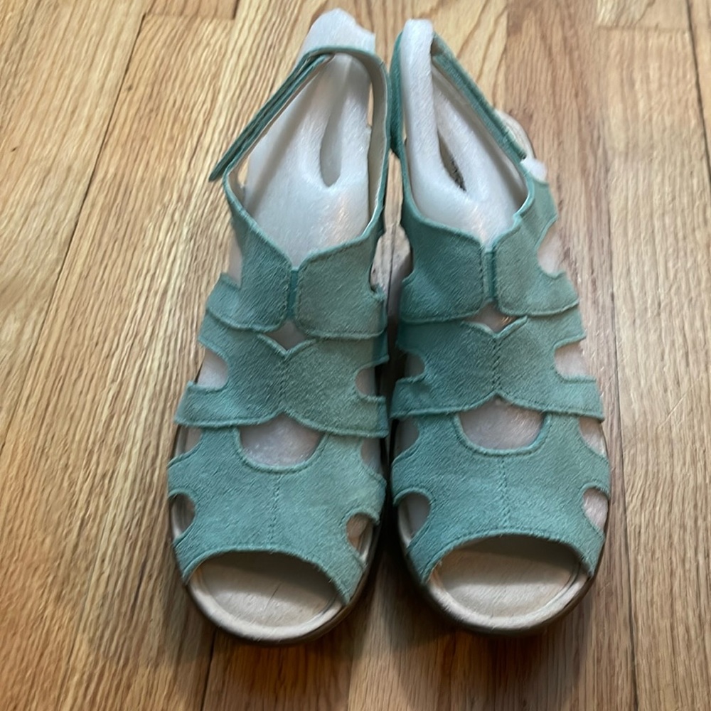 Skechers memory foam wedge sandals. NWOT. Minty green color.